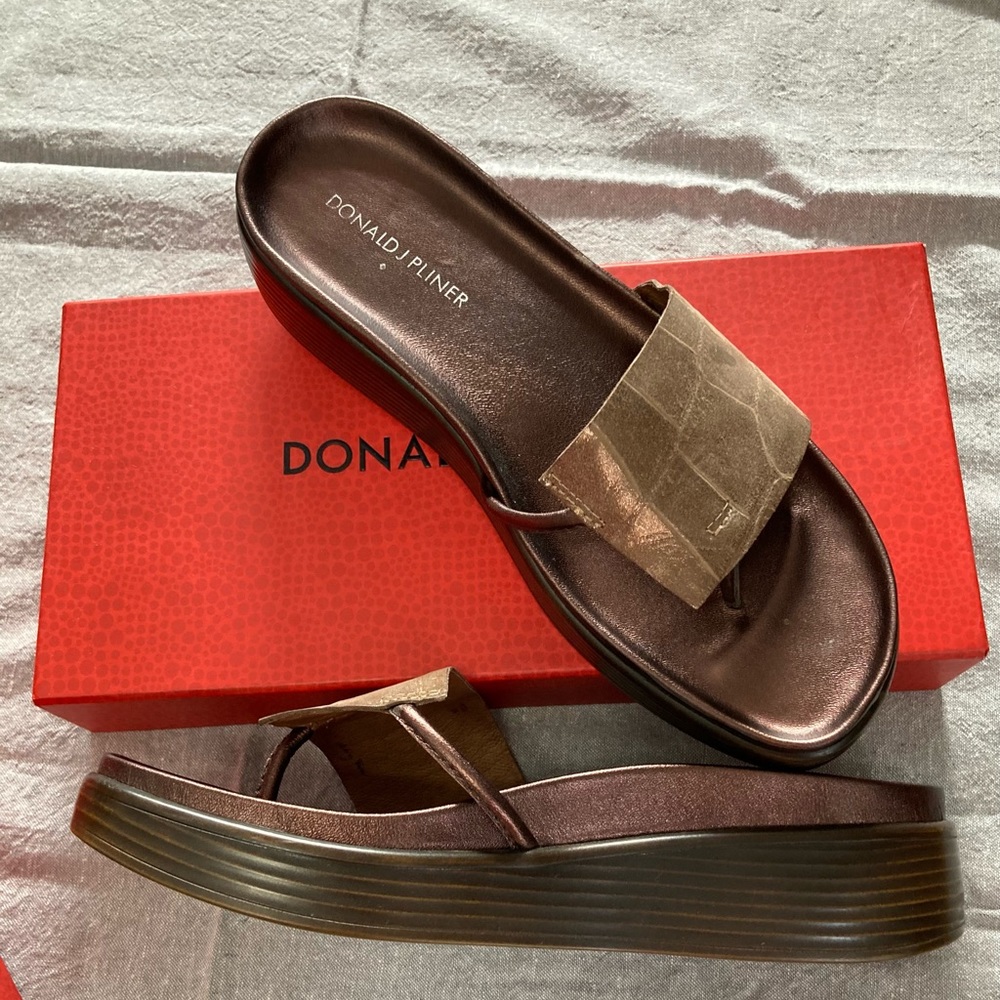 Donald J Pliner size 8 bronze shimmer crocco sandal